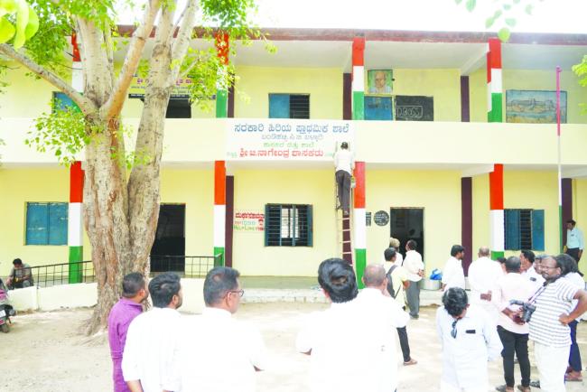 ಶಾಸಕರ ಸ್ಥಳೀಯ ಪ್ರದೇಶಾಭಿವೃದ್ಧಿ ನಿಧಿಯಿಂದ ಸರ್ಕಾರಿ ಶಾಲೆಗಳ ದತ್ತು: ಶ್ಲಾಘನೆ 