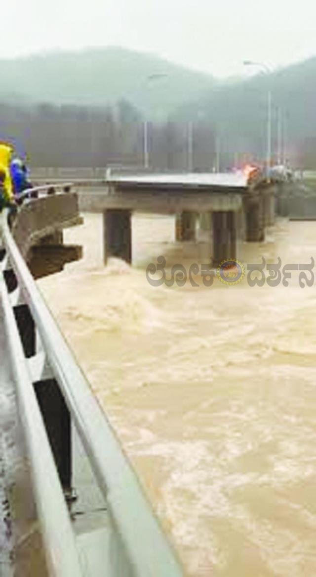 ಭಾರೀ ಮಳೆಗೆ ದುಧಿಯಾ ತಾತ್ಕಾಲಿಕ ಸೇತುವೆ ಕೊಚ್ಚಿಹೋಯಿತು; ಉತ್ತರ ಬಂಗಾಳದ ಐದು ಜಿಲ್ಲೆಗಳಲ್ಲಿ ಎಚ್ಚರಿಕೆ
