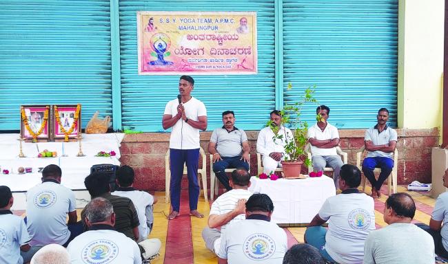 ಮಹಾಲಿಂಗಪುರದಲ್ಲಿ ವಿಶ್ವ ಯೋಗ ದಿನಾಚರಣೆ: ಸಾಧಕರಿಗೆ ಸನ್ಮಾನ