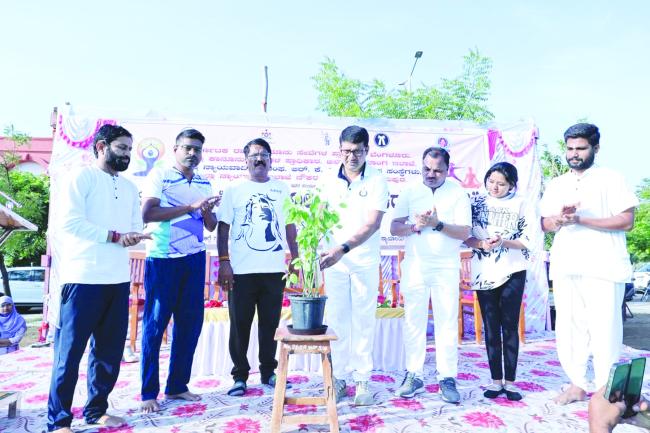 ಯೋಗದಿಂದ ದೇಹ-ಮನಸ್ಸೂ ಒಗ್ಗೂಡುತ್ತದೆ : ಜಿಲ್ಲಾ ಪ್ರಧಾನ ಮತ್ತು ಸತ್ರ ನ್ಯಾಯಾಧೀಶರು