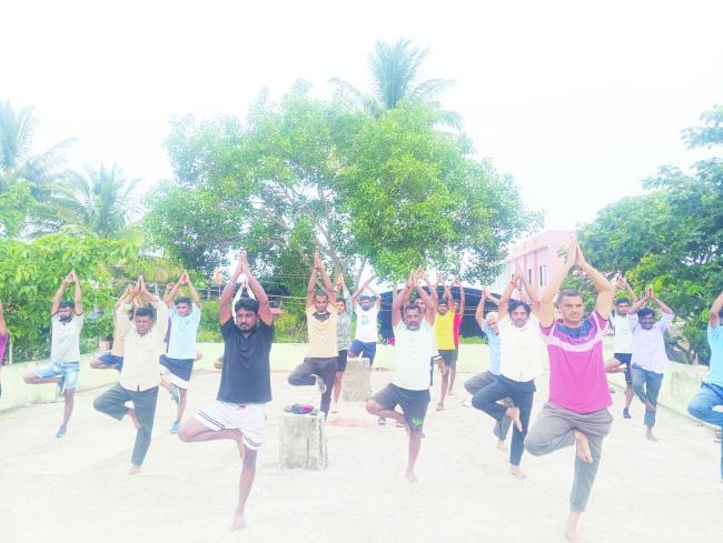 ನೇಸರಗಿಯಲ್ಲಿ ಅಂತರಾಷ್ಟ್ರೀಯ ಯೋಗ ದಿನ ಆಚರಣೆ