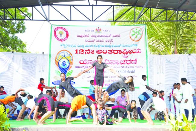 ಬಳ್ಳಾರಿಯಲ್ಲಿ ಸಂಭ್ರಮದ ಅಂತರರಾಷ್ಟ್ರೀಯ ಯೋಗ ದಿನಾಚರಣೆ 