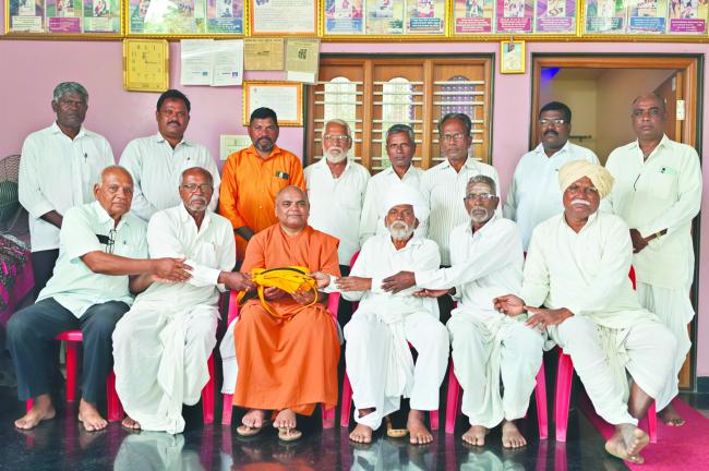 ವೇದಾಂತ ಕೇಸರಿ ಮಲ್ಲಿಕಾರ್ಜುನ ಶಿವಯೋಗಿಗಳ ಮಂದಿರ ನಿರ್ಮಾಣಕ್ಕೆ 4.11 ಲಕ್ಷ ದೇಣಿಗೆ 