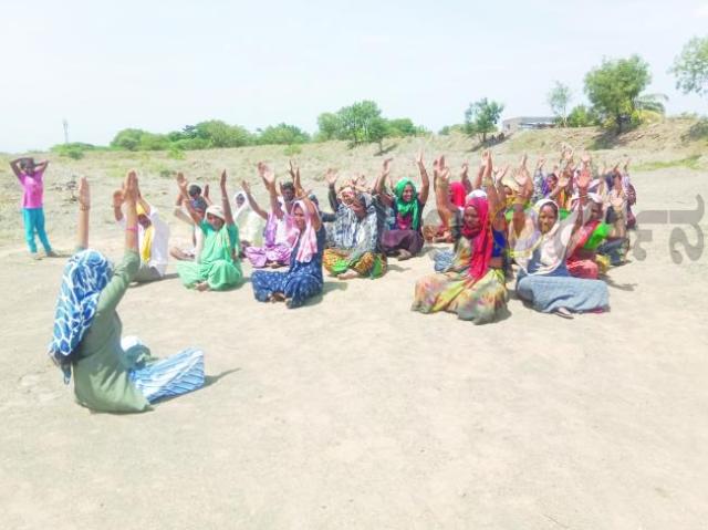 ಮನರೇಗಾ ಕಾಮಗಾರಿ ಸ್ಥಳದಲ್ಲಿ ವಿಶ್ವ ಯೋಗ ದಿನಾಚರಣೆ 