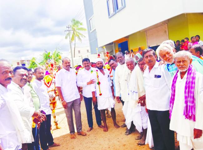 ವರುಣನ ಕೃಪೆಗಾಗಿ ಪ್ರಾರ್ಥಿಸಿ ಧರ್ಮಾಪುರ ಬಸವಣ್ಣ ದೇವರಿಗೆ ಪರವು 