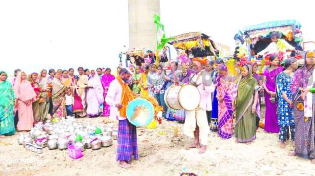 ದೇವರಿಗೆ ವಿಶೇಷ ಪೂಜೆ ಸಲ್ಲಿಸಿ ಉತ್ತಮ ಮಳೆಗಾಗಿ ಪ್ರಾರ್ಥನೆ 