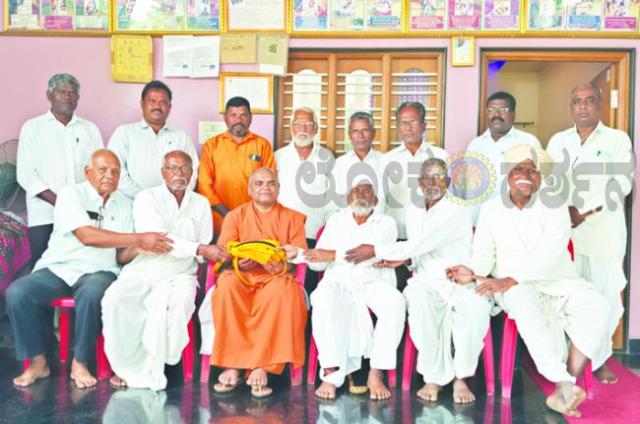 ಮಲ್ಲಿಕಾರ್ಜುನ ಶಿವಯೋಗಿಗಳ ಮಂದಿರಕ್ಕೆ ದೇಣಿಗೆ
