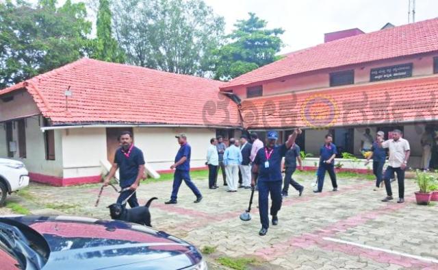 ಕಾರವಾರ ಜಿಲ್ಲಾ ನ್ಯಾಯಾಲಯಕ್ಕೆ ಬಾಂಬ್ ಬೆದರಿಕೆ : ಶ್ವಾನದಳದಿಂದ ತಪಾಸಣೆ