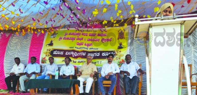 ಗ್ರಾಮೀಣ ಮಕ್ಕಳಿಗೆ ಗುಣಮಟ್ಟದ ಶಿಕ್ಷಣ ಲಭಿಸಲಿ: ಅಂಗಡಿ ಕಳಕಳಿ  