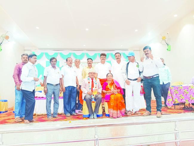 ಲಕ್ಷ್ಮೇಶ್ವರದಲ್ಲಿ ಶಿಕ್ಷಕ ಈಶ್ವರ ನೇಕಾರರಿಗೆ ಸನ್ಮಾನ   
