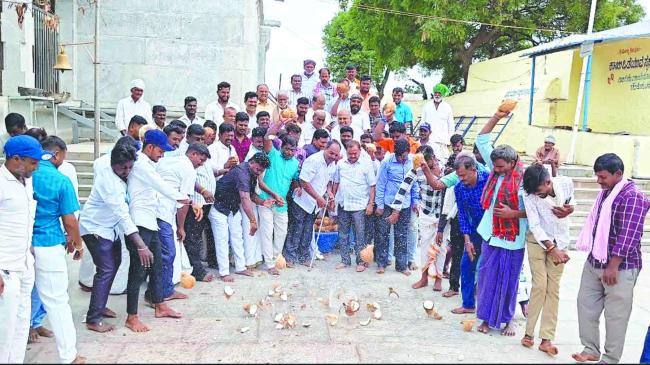 ಹೊಳೆಮ್ಮನಿಗೆ 125 ಇಡುಗಾಯಿ ಅರ​‍್ಿಸಿ ಪ್ರಾರ್ಥನೆ  