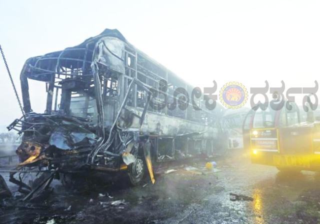 ಯಮುನಾ ಎಕ್ಸ್‌ಪ್ರೆಸ್‌ವೇನಲ್ಲಿ ವೋಲ್ವೋ–ಟ್ರಕ್ ಡಿಕ್ಕಿ: 4 ಮಂದಿ ಮೃತರು, 25ಕ್ಕೂ ಹೆಚ್ಚು ಗಾಯಾಳುಗಳು