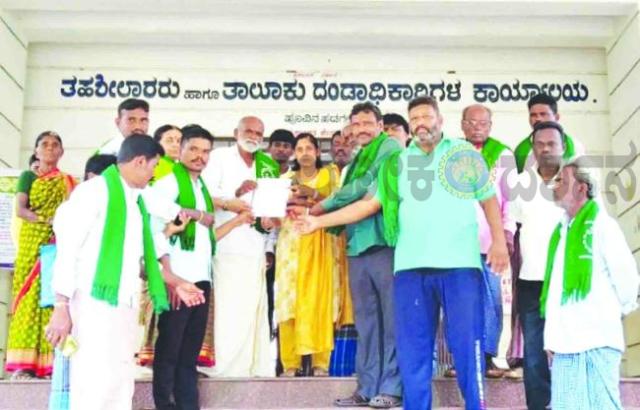ರೈತರಿಗೆ ಪರಿಹಾರ ನೀಡಲು ರೈತ ಸಂಘದ ಆಗ್ರಹ  