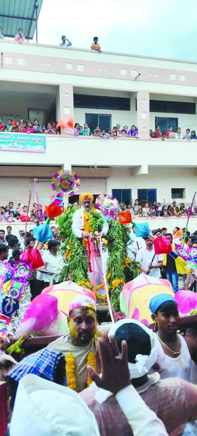 ಆಳಮೇಲಿನಲ್ಲಿ ಕಾರಹುಣ್ಣಿಮೆ ಸಂಭ್ರಮ: ಎತ್ತುಗಳ ಸ್ಪರ್ಧೆ, ರೈತರ ಉತ್ಸಾಹ  