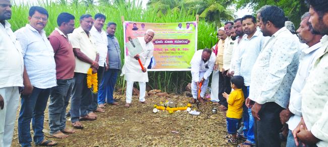 ತೇರದಾಳ ಕ್ಷೇತ್ರದಲ್ಲಿ ಗ್ರಾಮೀಣ ರಸ್ತೆ ಅಭಿವೃದ್ಧಿಗೆ ಶಾಸಕ ಸವದಿ ಚಾಲನೆ  