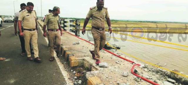 ಕೋಲಾರ ಬಳಿ ಕಾಳಿ ನದಿಗೆ ಟಿಪ್ಪರ್ ಬಿದ್ದು ಅಪಘಾತ