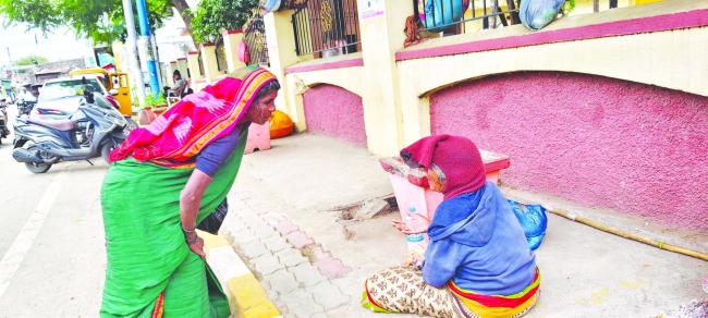 ಬಡತನದಲ್ಲೂ ಮೆರೆದ ಮಾನವೀಯತೆ: ಮಹಾಲಿಂಗಪುರದಲ್ಲಿ ಕಣ್ಣೀರಾಗಿಸಿತು ಅಪರೂಪದ ಕ್ಷಣ 