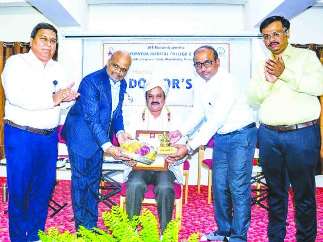 ಜಿಎಸ್‌ಎಸ್ ಆಯುರ್ವೇದ ಕಾಲೇಜಿನಲ್ಲಿ ಡಾ. ಸಂಜಯ್ ಕದ್ಲಿಮಟ್ಟಿ ಅವರಿಗೆ ಪ್ರಶಸ್ತಿ  