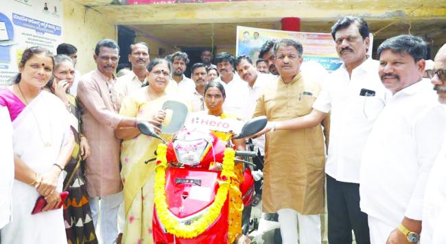 ವಿಕಲಚೇತನ ಪಲಾನುಭವಿಗಳಿಗೆ ಇಂಧನ ಜಾಲಿತ ತ್ರಿಕಚ್ರ ವಾಹನ ವಿತರಣೆ 