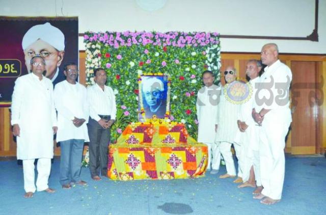 ವಚನ ಸಾಹಿತ್ಯ ಸಂರಕ್ಷಣಾ ದಿನಾಚರಣೆ: ಹಳಕಟ್ಟಿ ಆದರ್ಶಗಳನ್ನು ಜೀವನದಲ್ಲಿ ಅಳವಡಿಸಿಕೊಳ್ಳಿ 