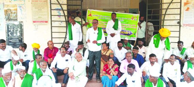 ಆಲಮಟ್ಟಿ ಜಲಾಶಯ ನೀರಿನ ಮಟ್ಟ ಅಧಿಸೂಚನೆಗೆ ಆಗ್ರಹಿಸಿ ಬಸವನ ಬಾಗೇವಾಡಿಯಲ್ಲಿ ರೈತರ ಪ್ರತಿಭಟನೆ 