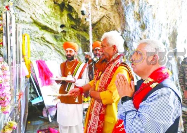 ಜಮ್ಮು-ಕಾಶ್ಮೀರ ಎಲ್‌ಜಿ ಮನೋಜ್ ಸಿನ್ಹಾ ಅವರಿಂದ 4,822 ಅಮರನಾಥ ಯಾತ್ರಿಕರ ಮೊದಲ ತಂಡಕ್ಕೆ ಚಾಲನೆ