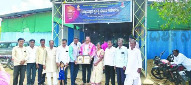 ಶಿಕ್ಷಕ ಜಗದೀಶ ಸಾತಿಹಾಳಗೆ ಸಿದ್ದೇಶ್ವರ ಪ್ರಶಸ್ತಿ ಪ್ರದಾನ 