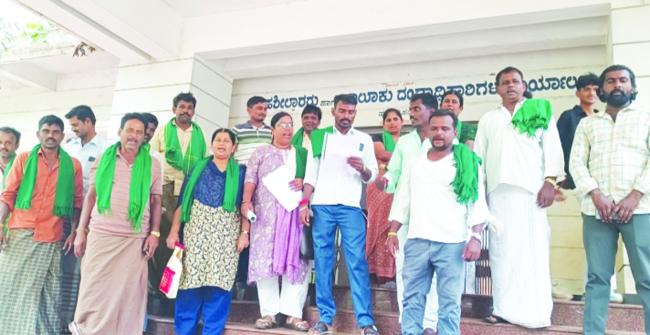 ವಿದ್ಯುತ್ ವಲಯ ಖಾಸಗೀಕರಣ ವಿರೋಧಿಸಿ ರೈತರ ಪ್ರತಿಭಟನೆ  