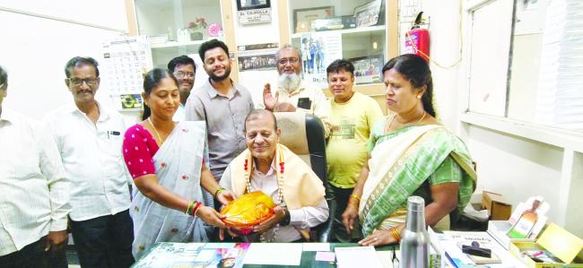 ವೈದ್ಯರ ದಿನಾಚರಣೆ ಅಂಗವಾಗಿ ಡಾ. ಟಿ.ಎಚ್‌. ಮುಲ್ಲಾಗೆ ಸನ್ಮಾನ 
