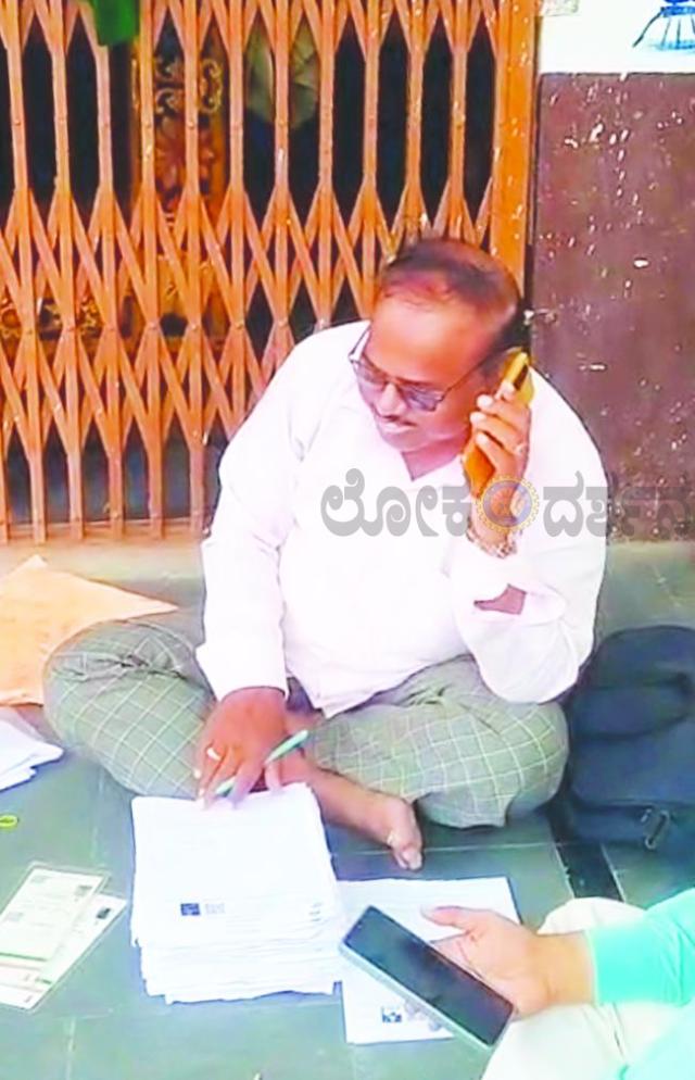 ಗುಡಿಯಲ್ಲಿ ಕುಳಿತು ಮತದಾರರ ಪಟ್ಟಿ ಪರಿಷ್ಕರಣೆ: ಬಿಎಲ್‌ಒ ವಿರುದ್ಧ ಸಾರ್ವಜನಿಕರ ಆಕ್ರೋಶ  