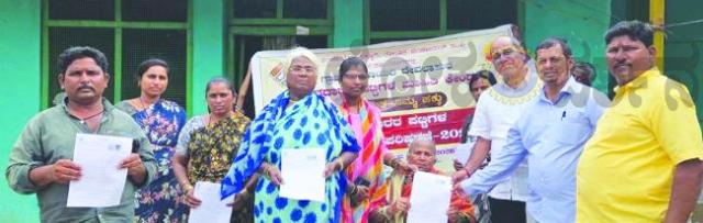 ಸೋಮಲಾಪುರದಲ್ಲಿ ಪ್ರಶಸ್ತಿ ವಿಜೇತ ಕಲಾವಿದೆಗೆ ಮತದಾರರ ಪಟ್ಟಿಯ ಪರಿಷ್ಕರಣೆ ಅರ್ಜಿ ವಿತರಣೆ  