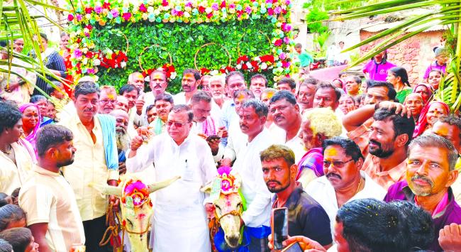 ಮಳೆಗಾಗಿ ಕತ್ತೆಗಳ ವಿವಾಹ: ಗ್ರಾಮದ ಸಂಪ್ರದಾಯಕ್ಕೆ ಸಾಕ್ಷಿಯಾದ ಸಾವಿರಾರು ಜನ  