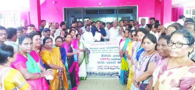 800ಕ್ಕೂ ಹೆಚ್ಚು ಶಿಕ್ಷಕರಿಂದ ರಾಣೆಬೆನ್ನೂರಿನಲ್ಲಿ ಬೃಹತ್ ಪ್ರತಿಭಟನೆ; ಸರ್ಕಾರಕ್ಕೆ ತಹಶೀಲ್ದಾರ್ ಮೂಲಕ ಮನವಿ  