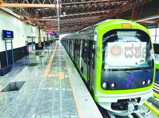 ರಾಜಾಜಿನಗರ ಮೆಟ್ರೋ ನಿಲ್ದಾಣದಲ್ಲಿ ಹಳಿ ಮೇಲೆ ಜಿಗಿದ ಯುವತಿ; ಮೆಟ್ರೋ ಸಿಬ್ಬಂದಿಯ ಕ್ಷಿಪ್ರ ಕಾರ್ಯಾಚರಣೆಯಿಂದ ಅನಾಹುತ ತಪ್ಪಿತು