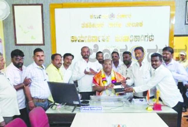  ತಹಶೀಲ್ದಾರರಾಗಿ ಬಡ್ತಿ ಪಡೆದ ಎಂ.ವಿ. ಗುಂಡಪ್ಪಗೌಳರಿಗೆ ಸನ್ಮಾನ 