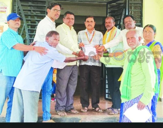 ಶಿಗ್ಗಾವಿ ಸಾರಿಗೆ ಘಟಕ ನಿರ್ಮಾಣಕ್ಕೆ ಭೂಮಿ ನೀಡಿದ ರೈತರಿಗೆ ಶೀಘ್ರ ಪರಿಹಾರಕ್ಕೆ ಆಗ್ರಹ  