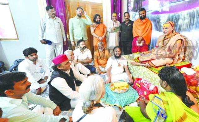 ಸನಾತನ ಧರ್ಮದ ವಿಚಾರಗಳ ಕುರಿತು ಚರ್ಚೆ: ಶಂಕರಾಚಾರ್ಯ ಅವಿಮುಕ್ತೇಶ್ವರಾನಂದ ಸರಸ್ವತಿಯನ್ನು ಭೇಟಿ ಮಾಡಿದ ಅಖಿಲೇಶ್ ಯಾದವ್