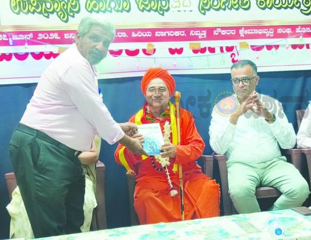 ರುದ್ರಾಕ್ಷಿಮಠದ ಬಸವಲಿಂಗ ಸ್ವಾಮೀಜಿಗೆ ಮಾಲಾರೆ​‍್ಣ, ಸನ್ಮಾನ  