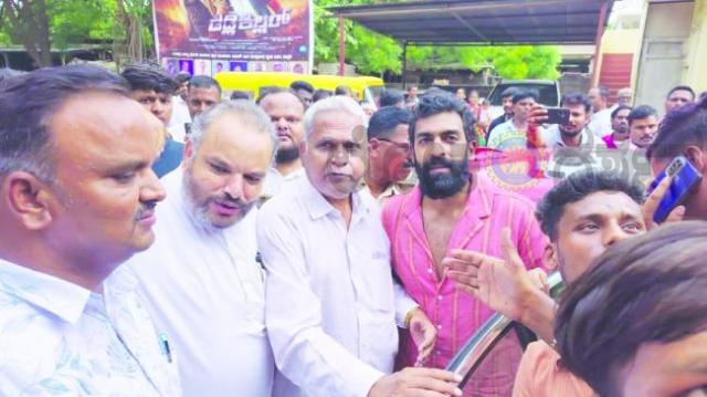 ಕೊಪ್ಪಳದ ಶ್ರೀ ಲಕ್ಷ್ಮಿ ಚಿತ್ರಮಂದಿರಕ್ಕೆ ’ಗ್ರಾಮಾಯಣ’ ಚಿತ್ರತಂಡ ಭೇಟಿ 