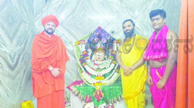 ಮಹಾಲಕ್ಷ್ಮೀ ಮಹೋತ್ಸವ ಸಂಭ್ರಮ; ಭಕ್ತರಿಗೆ ಆಶೀರ್ವಚನ ನೀಡಿದ ಶಿವಾಚಾರ್ಯರು