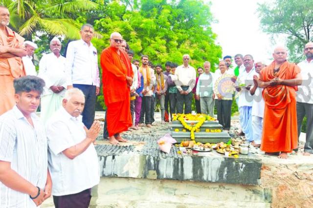 ವೇದಾಂತಕೇಸರಿ ಮಲ್ಲಿಕಾರ್ಜುನ ಶಿವಯೋಗಿಗಳ ಮಂದಿರ ನಿರ್ಮಾಣಕ್ಕೆ ಶಿಲಾಪೂಜೆ  