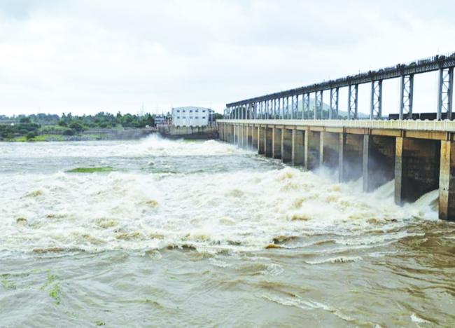 ಸಿಂಗಟಾಲೂರು ನೀರಾವರಿ ಯೋಜನೆ ಬ್ಯಾರೇಜ್ ಭರ್ತಿ: 10 ಕೆರೆಗಳಿಗೆ ನೀರು ಹರಿಸುವ ಕಾರ್ಯ ಆರಂಭ  