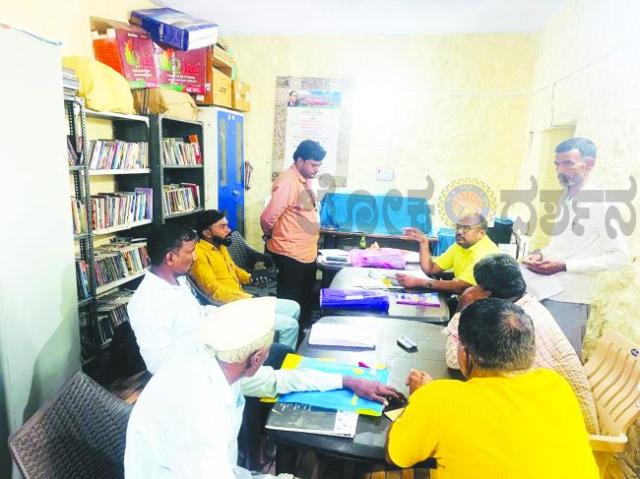ಮತದಾರರ ಪಟ್ಟಿ ಪರಿಷ್ಕರಣೆ : ಬಿಎಲ್‌ಒಗಳ ಕಾರ್ಯವೈಖರಿ ಪರೀಶೀಲಿಸಿದ ತಹಶೀಲ್ದಾರ್ ನಿಂಗಪ್ಪ ಬಿರಾದಾರ 
