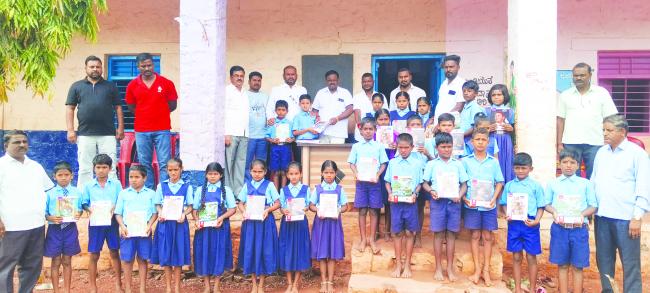 ಹುಟ್ಟು ಹಬ್ಬದ ಅಂಗವಾಗಿ ರೋಗಿಗಳಿಗೆ ಹಣ್ಣು-ಹಂಪಲು ವಿತರಣೆ   