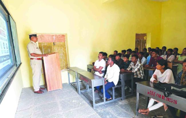 ಮಾದಕ ವ್ಯಸನದಿಂದ ದೂರವಿರಿ: ವಿದ್ಯಾರ್ಥಿಗಳಿಗೆ ಪೊಲೀಸರ ಕಿವಿಮಾತು 