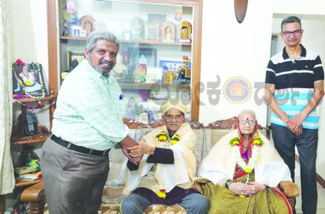 65ನೇ ವಿವಾಹ ವಾರ್ಷಿಕೋತ್ಸವ ಸಂಭ್ರಮ: ಕಾಷೀನಾಥ ಕುದರಿ ದಂಪತಿಗೆ ಸನ್ಮಾನ  