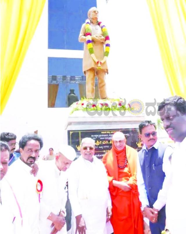 ಎಂ.ಪಿ. ಪ್ರಕಾಶ್ ಕಂಚಿನ ಪ್ರತಿಮೆ ಅನಾವರಣ: ಸಿದ್ದರಾಮಯ್ಯಗೆ ಭವ್ಯ ಸ್ವಾಗತ  