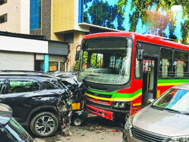 ಮುಂಬೈನಲ್ಲಿ 14 ವಾಹನಗಳಿಗೆ ಡಿಕ್ಕಿ ಹೊಡೆದ ಬೆಸ್ಟ್ ಬಸ್; ನಾಲ್ವರಿಗೆ ಗಾಯ, ಚಾಲಕ ಬಂಧನ