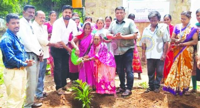  ಶಿರೂರ ಆಸ್ಪತ್ರೆಯಿಂದ ವೃದ್ಧಾಶ್ರಮದಲ್ಲಿ ವನಮಹೋತ್ಸವ   
