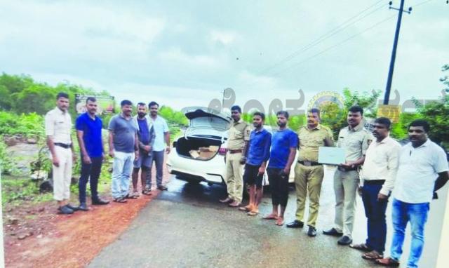 ಅಕ್ರಮ ಮದ್ಯ ಸಾಗಾಟ ಪ್ರಕರಣ: ಪೊಲೀಸ್ ಪೇದೆ ಸಂತೋಷ್ ಲಮಾಣಿ ಸೇವೆಯಿಂದ ವಜಾ  